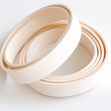 白色圆形皮带环绕堆叠