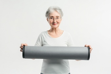 拿着瑜伽垫的老奶奶