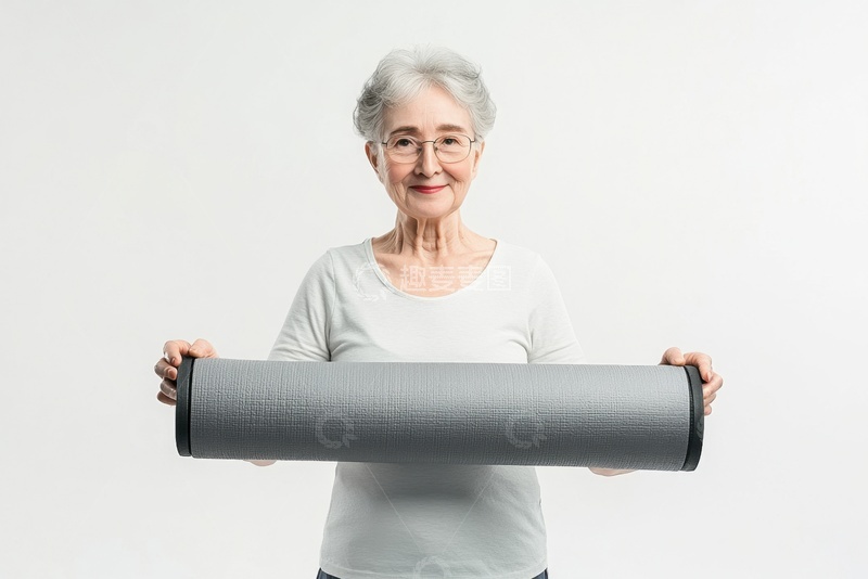 高清大图下载【趣麦麦图】拿着瑜伽垫的老奶奶