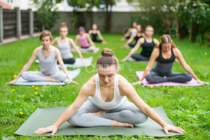 高清大图下载【趣麦麦图】户外练习瑜伽的女士1