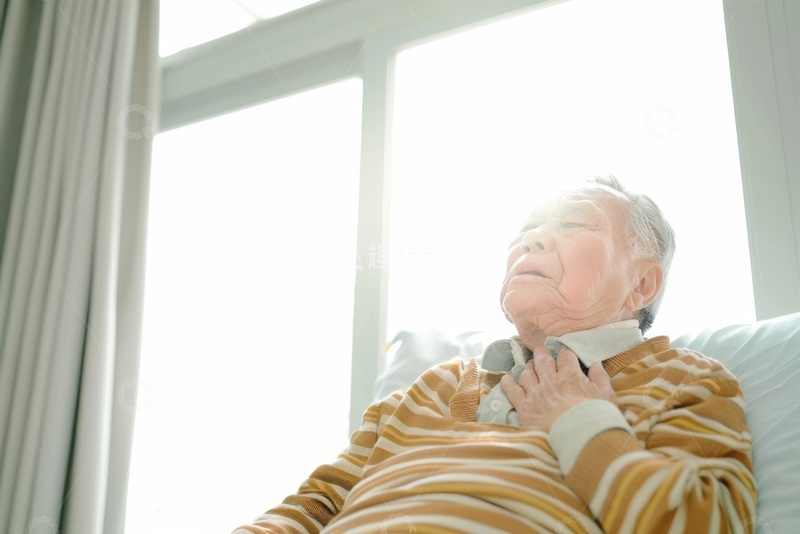 高清大图下载【趣麦麦图】坐在沙发上心脏不舒服的老人