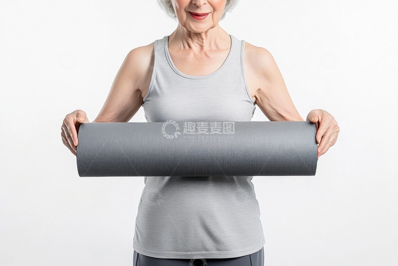 高清大图下载【趣麦麦图】拿着瑜伽垫子的老奶奶