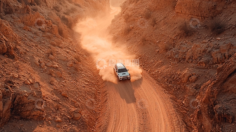 高清大图下载【趣麦麦图】沙漠中行驶的越野车
