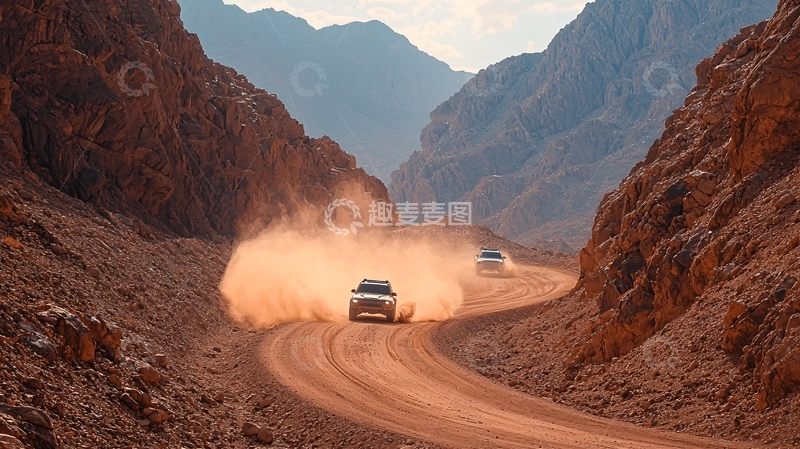 高清大图下载【趣麦麦图】越野车行驶在尘土飞扬的山路上