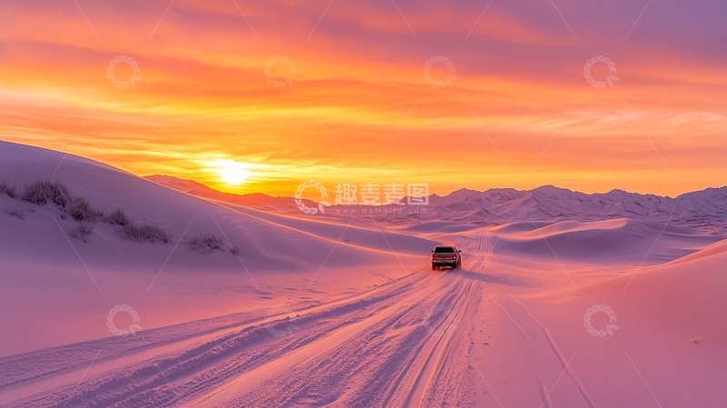 高清大图下载【趣麦麦图】冰雪覆盖的道路上的车辆
