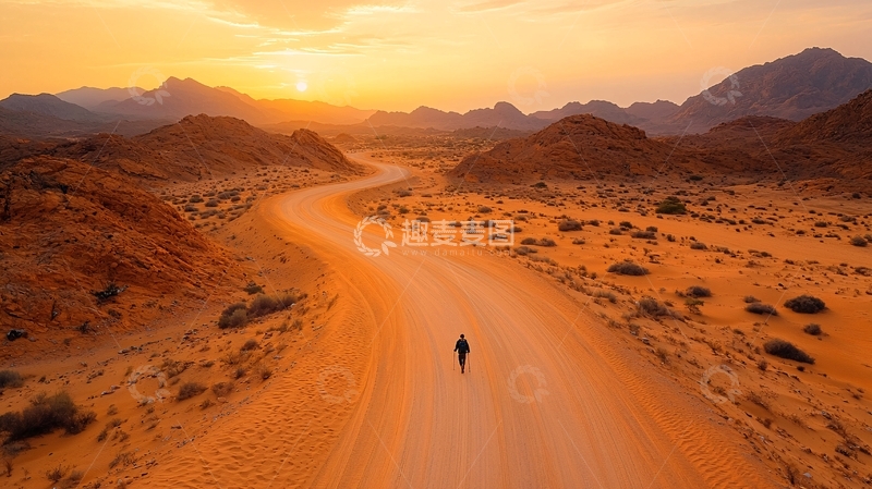 高清大图下载【趣麦麦图】孤独一人行走在荒凉的沙漠公路