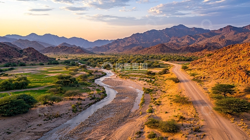 高清大图下载【趣麦麦图】蜿蜒河流穿过山谷的景色