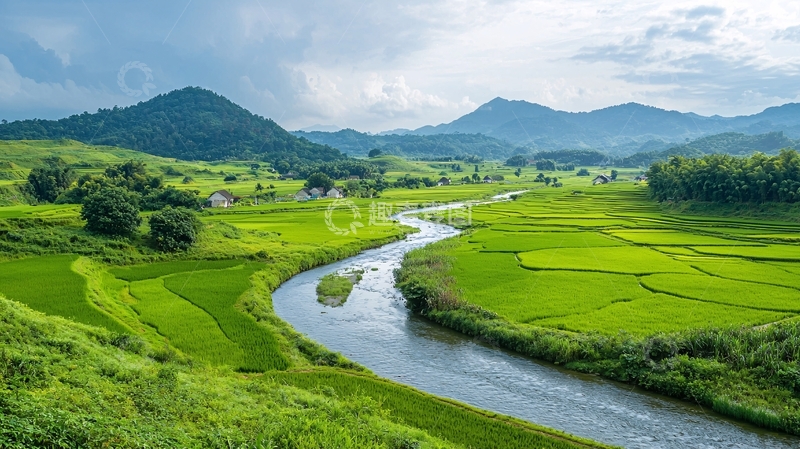 高清大图下载【趣麦麦图】蜿蜒河流穿过翠绿田野