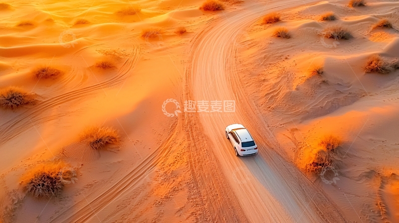 高清大图下载【趣麦麦图】沙漠中的白色汽车