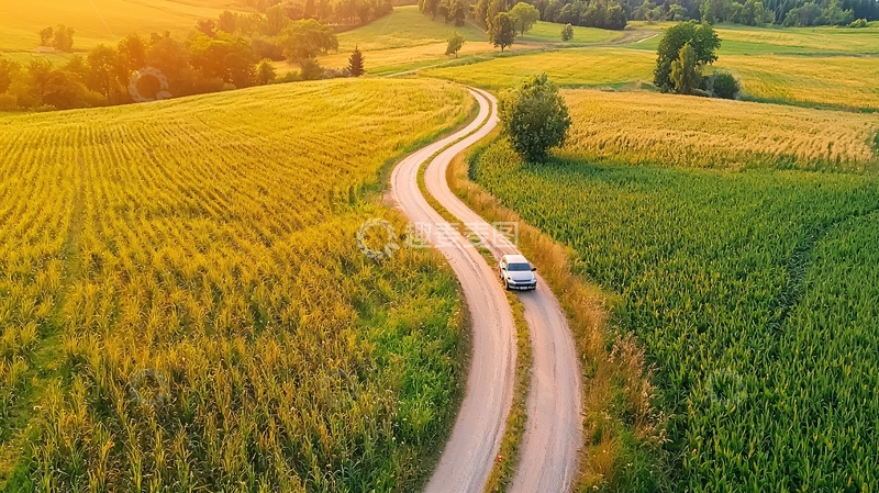 高清大图下载【趣麦麦图】蜿蜒道路上的汽车