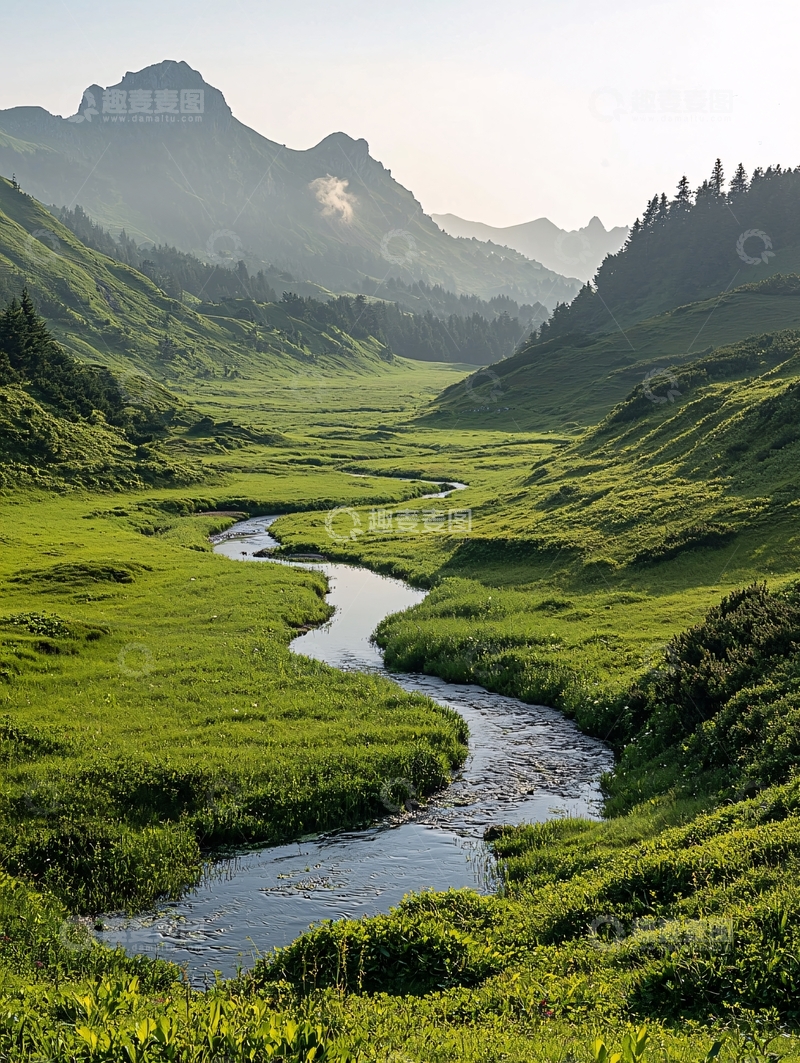 高清大图下载【趣麦麦图】蜿蜒小河穿过绿色山谷