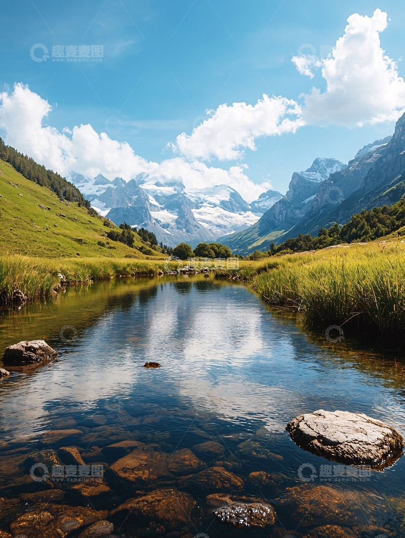 高清大图下载【趣麦麦图】宁静的山间溪流雪山美景