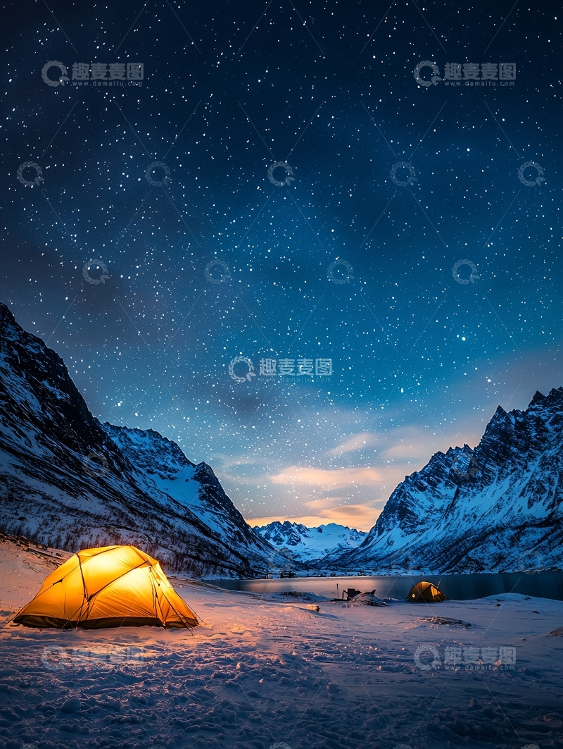 高清大图下载【趣麦麦图】雪山星空下的温暖帐篷