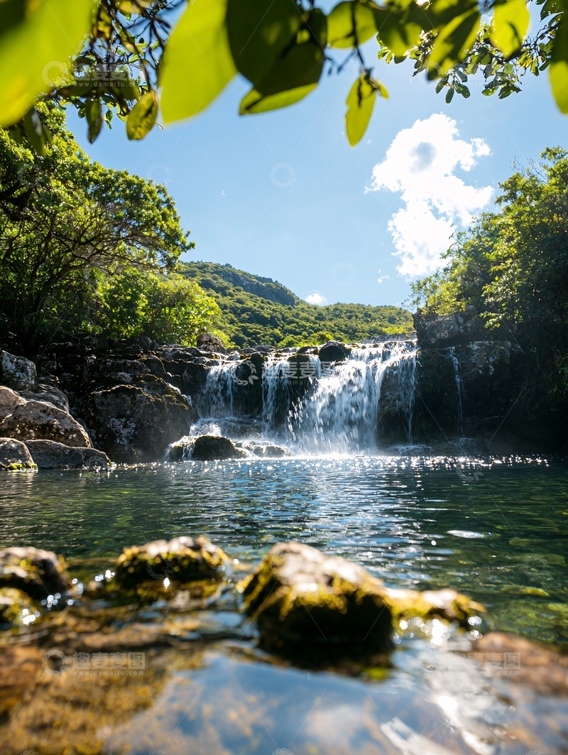 高清大图下载【趣麦麦图】瀑布流水绿树蓝天