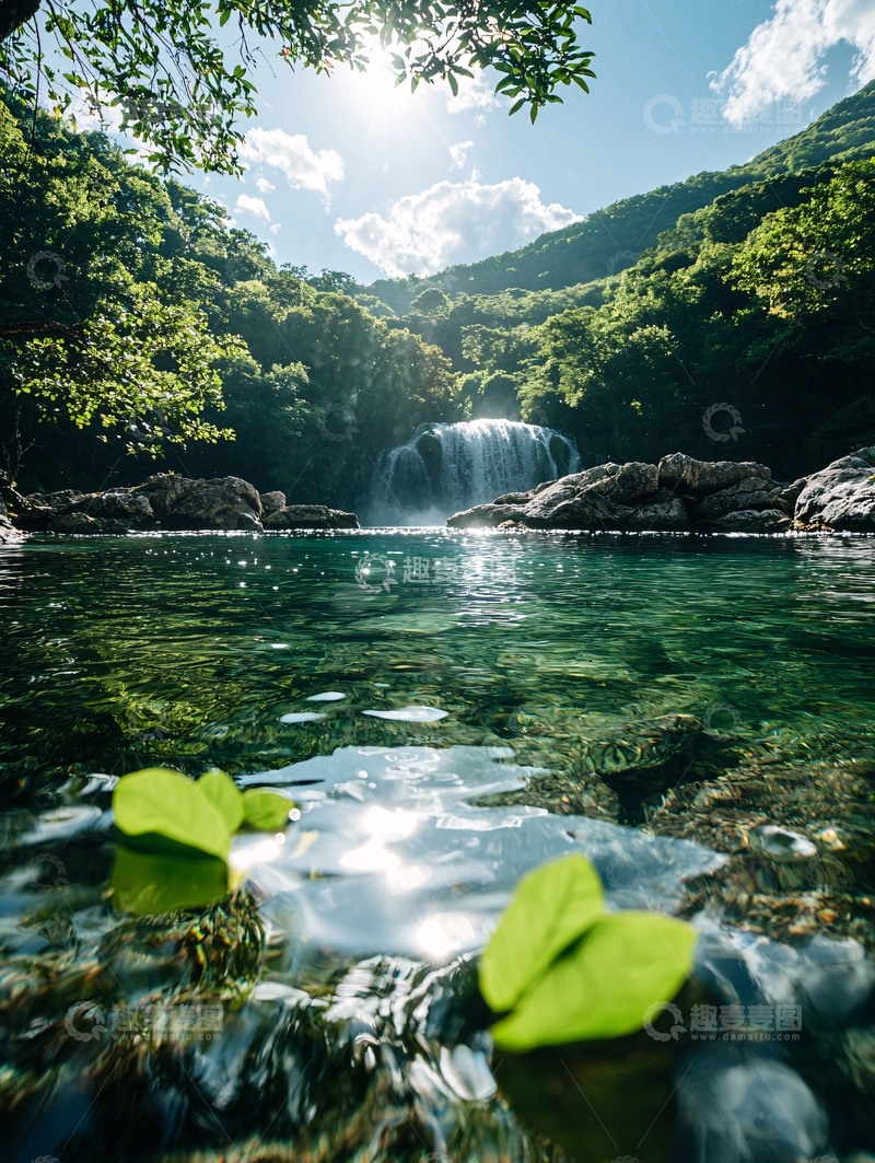 高清大图下载【趣麦麦图】绿树环绕下的瀑布美景