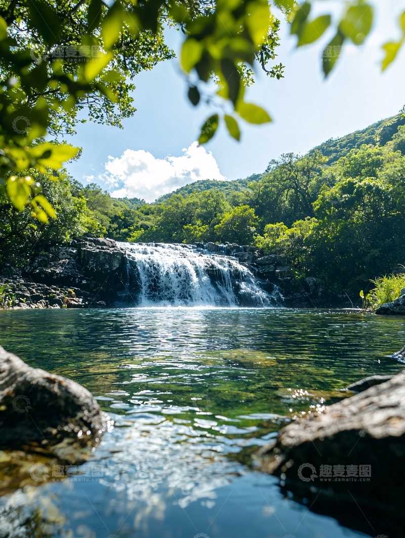 高清大图下载【趣麦麦图】绿树环绕的瀑布美景