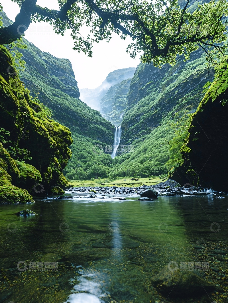 高清大图下载【趣麦麦图】翠绿山谷中的瀑布