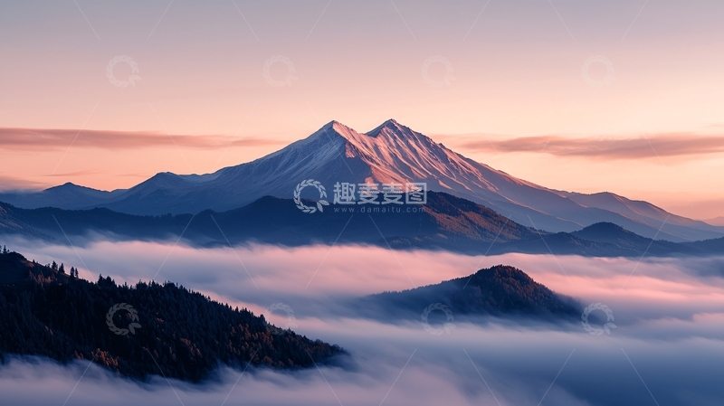 高清大图下载【趣麦麦图】晨雾中的雪山美景