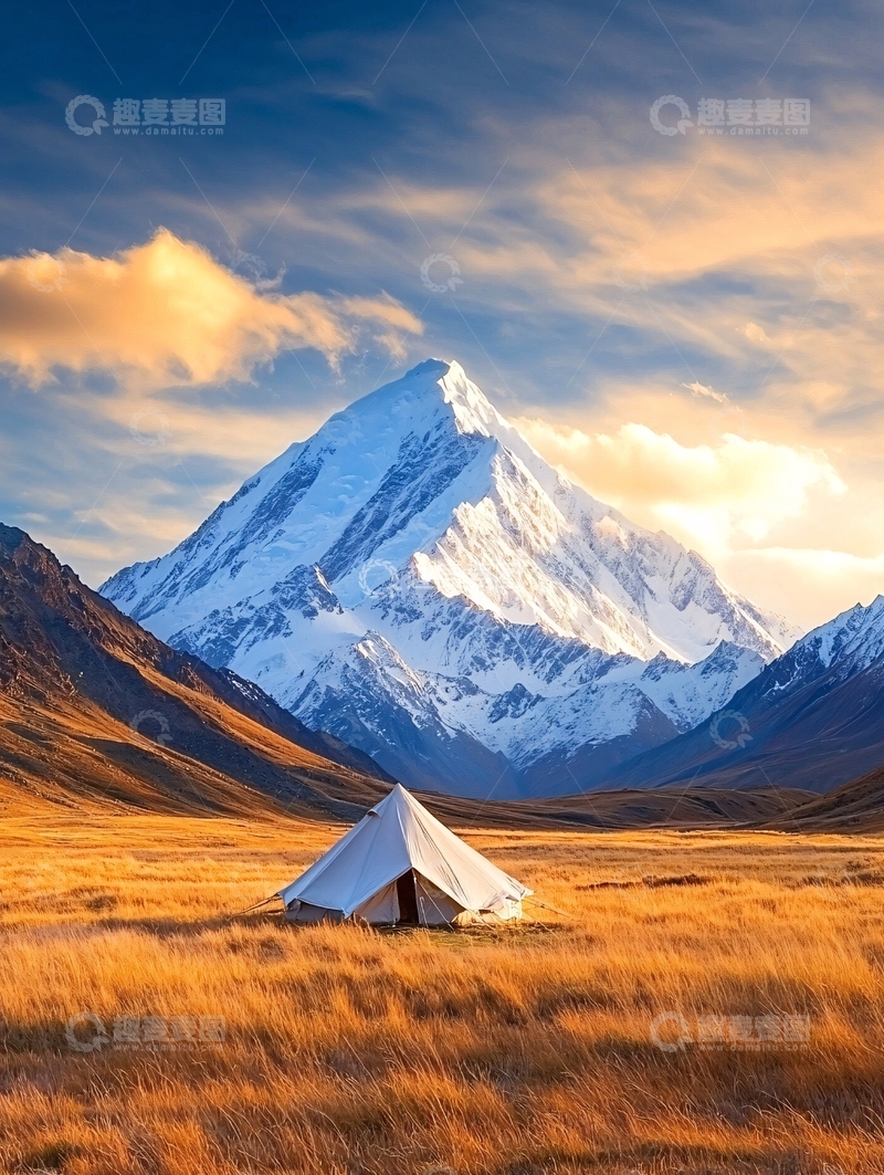 高清大图下载【趣麦麦图】金色草地上的白色帐篷