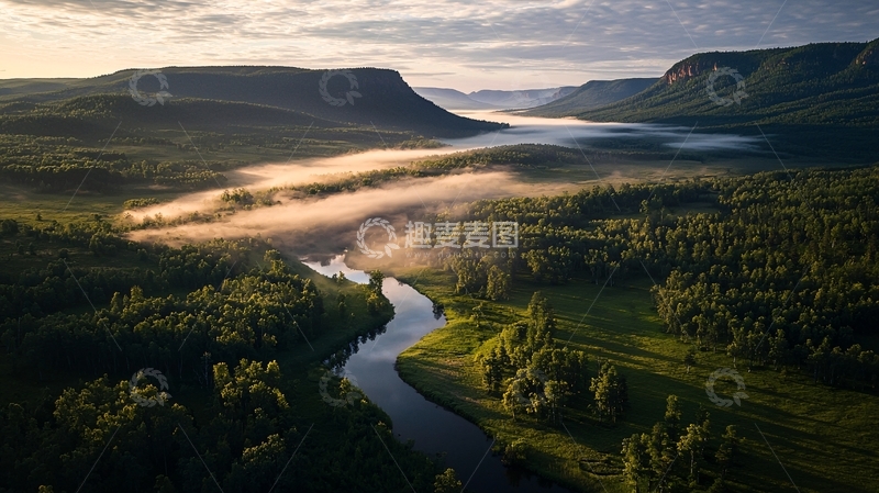 高清大图下载【趣麦麦图】雾气缭绕的河流山谷