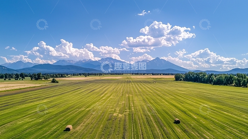 高清大图下载【趣麦麦图】翠绿田野和远山白云的风景