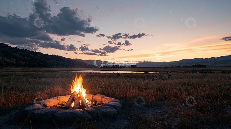 高清大图下载【趣麦麦图】篝火在空旷草地上