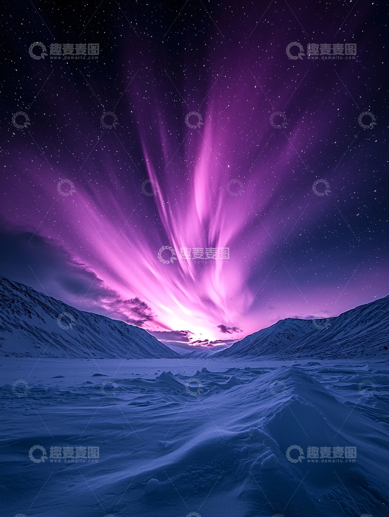 高清大图下载【趣麦麦图】紫色极光下的雪山