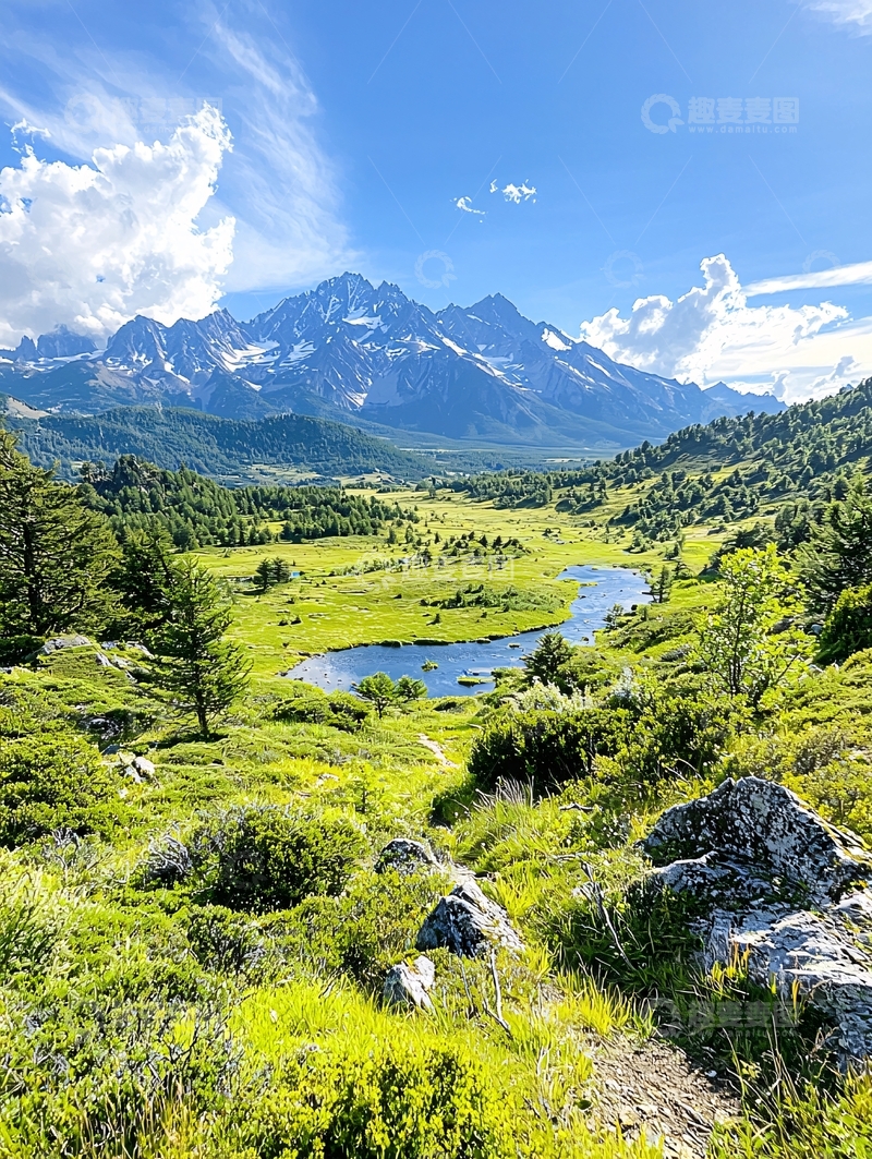 高清大图下载【趣麦麦图】翠绿山谷中的蓝色河流