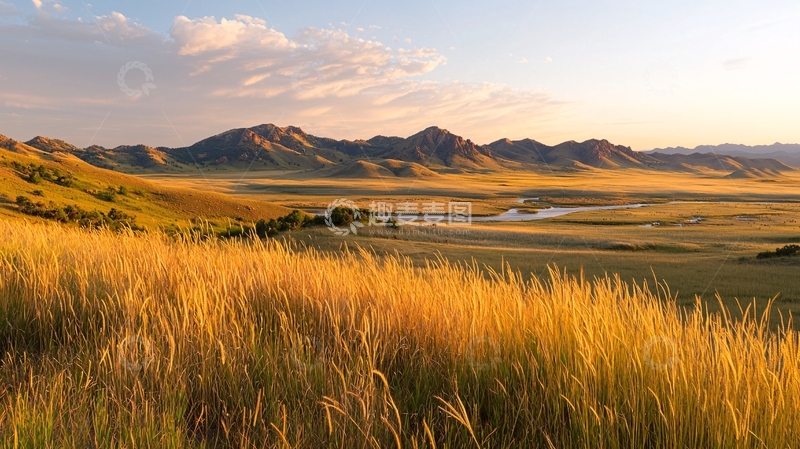 高清大图下载【趣麦麦图】夕阳下的草原与山脉