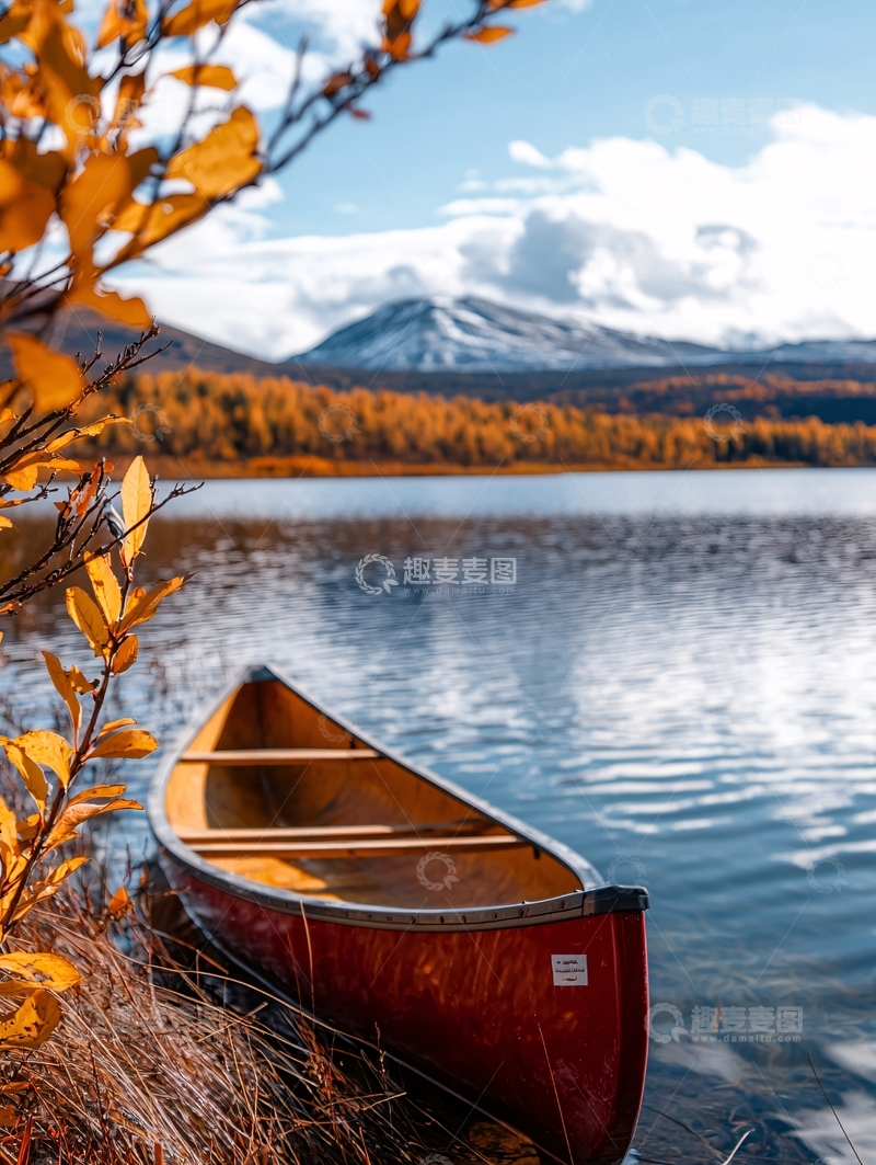 高清大图下载【趣麦麦图】秋日湖畔的独木舟