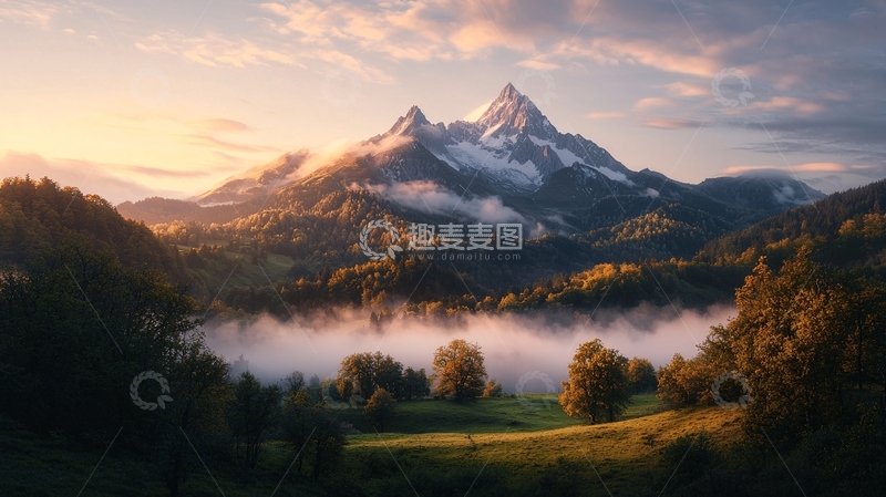 高清大图下载【趣麦麦图】晨雾中的山峰与森林