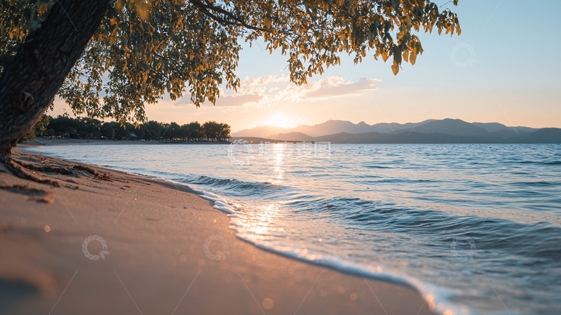 高清大图下载【趣麦麦图】夕阳下的海滩与山脉