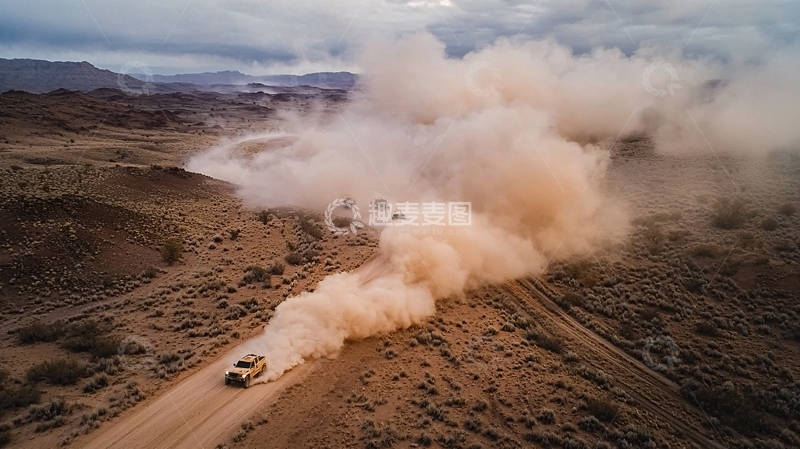 高清大图下载【趣麦麦图】越野车尘土飞扬的场景