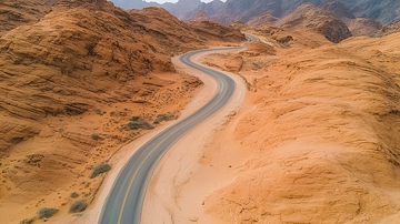 荒凉沙漠中的蜿蜒公路