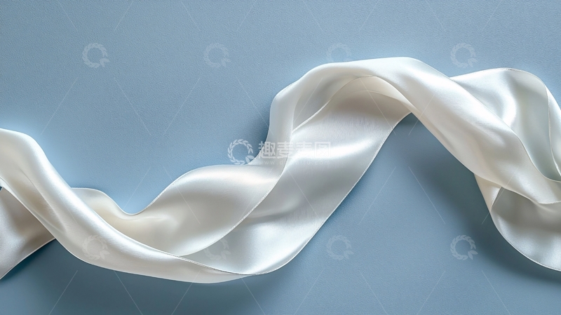 高清大图下载【趣麦麦图】白色丝绸在蓝色背景上流动