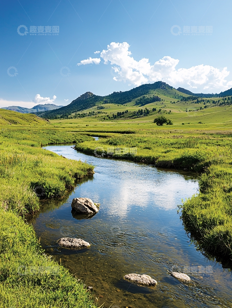 高清大图下载【趣麦麦图】青草地蜿蜒的河流