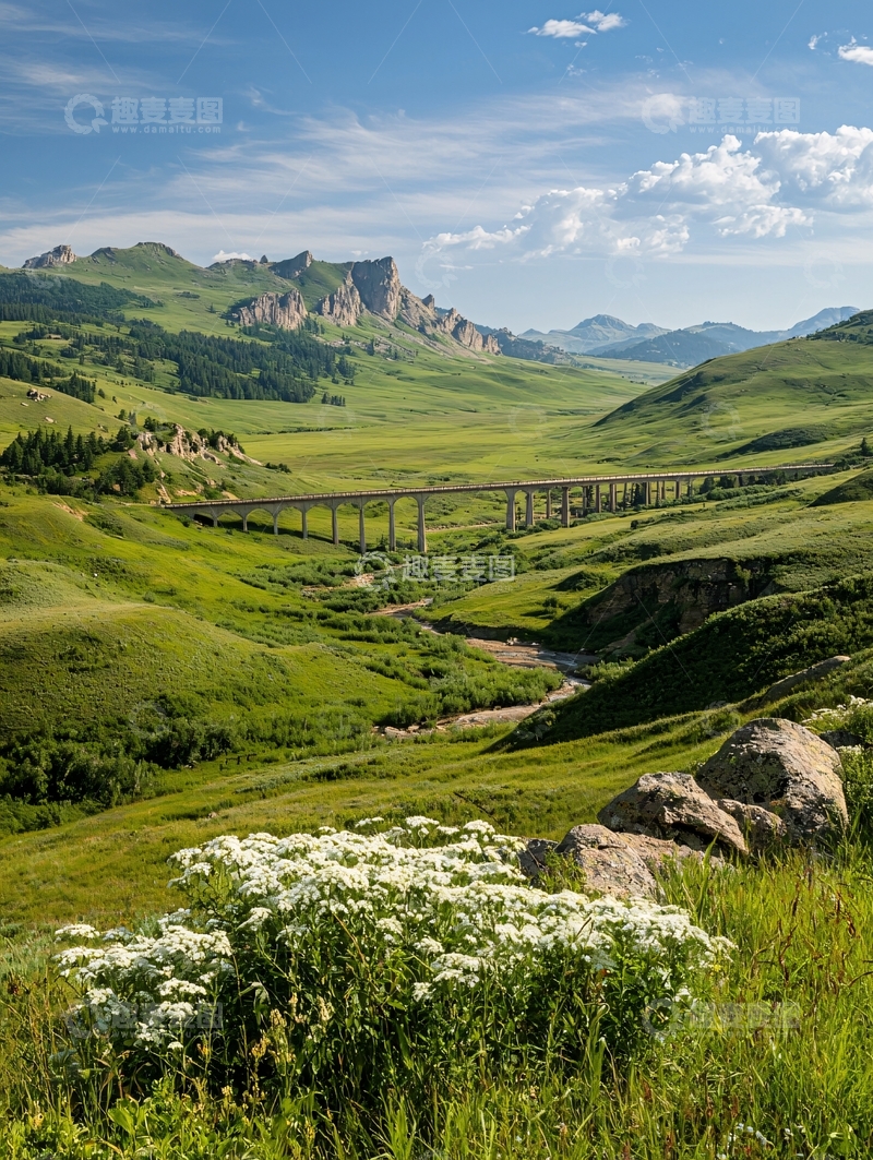 高清大图下载【趣麦麦图】翠绿山谷中的桥梁