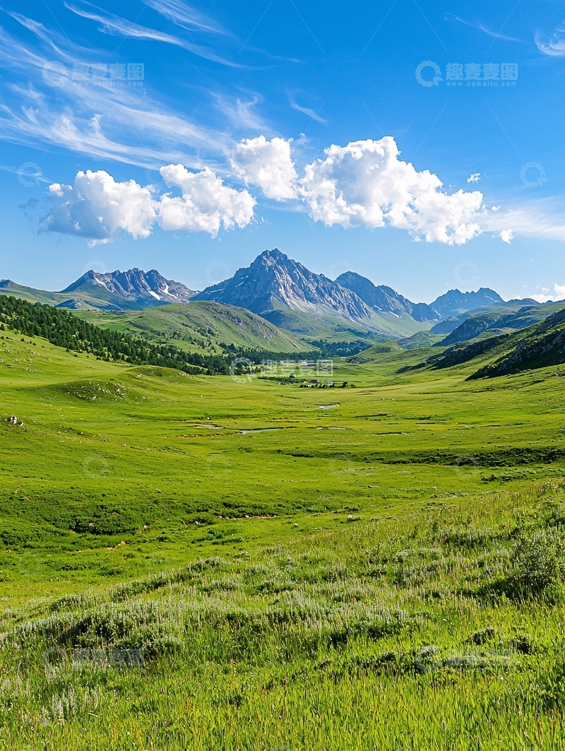 高清大图下载【趣麦麦图】阿尔卑斯山下的绿色山谷