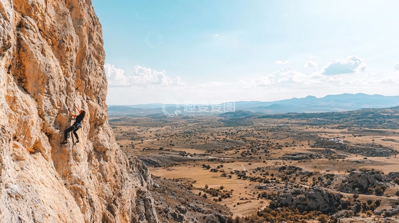 高清大图下载【趣麦麦图】攀岩者在陡峭的岩壁上