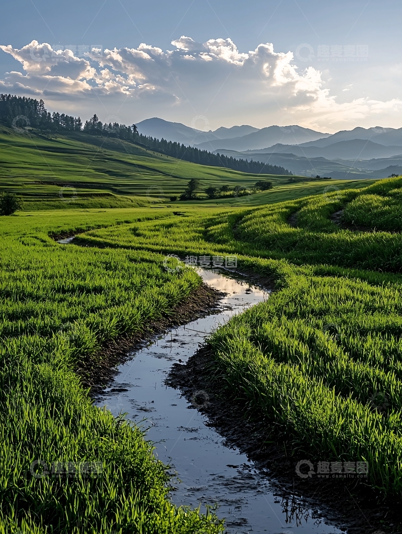 高清大图下载【趣麦麦图】绿色田野中的小溪与山脉