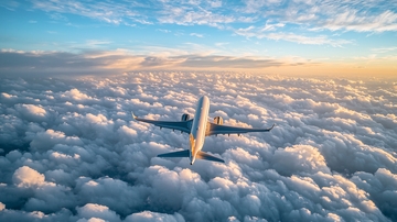 飞机穿越云层的壮丽景色