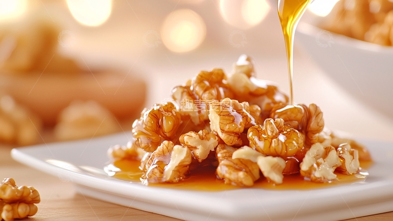 高清大图下载【趣麦麦图】蜂蜜淋在核桃上的美味瞬间