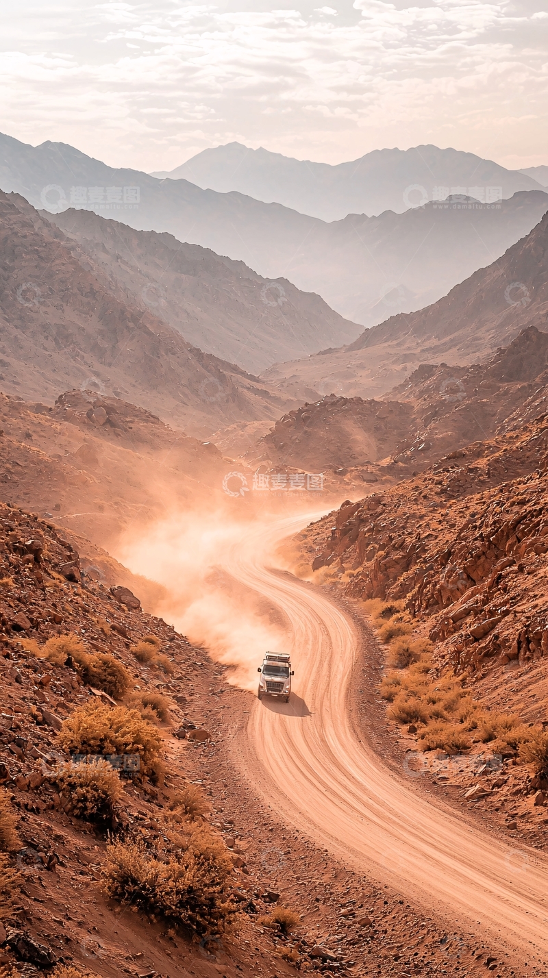 高清大图下载【趣麦麦图】沙漠山间尘土飞扬的越野车