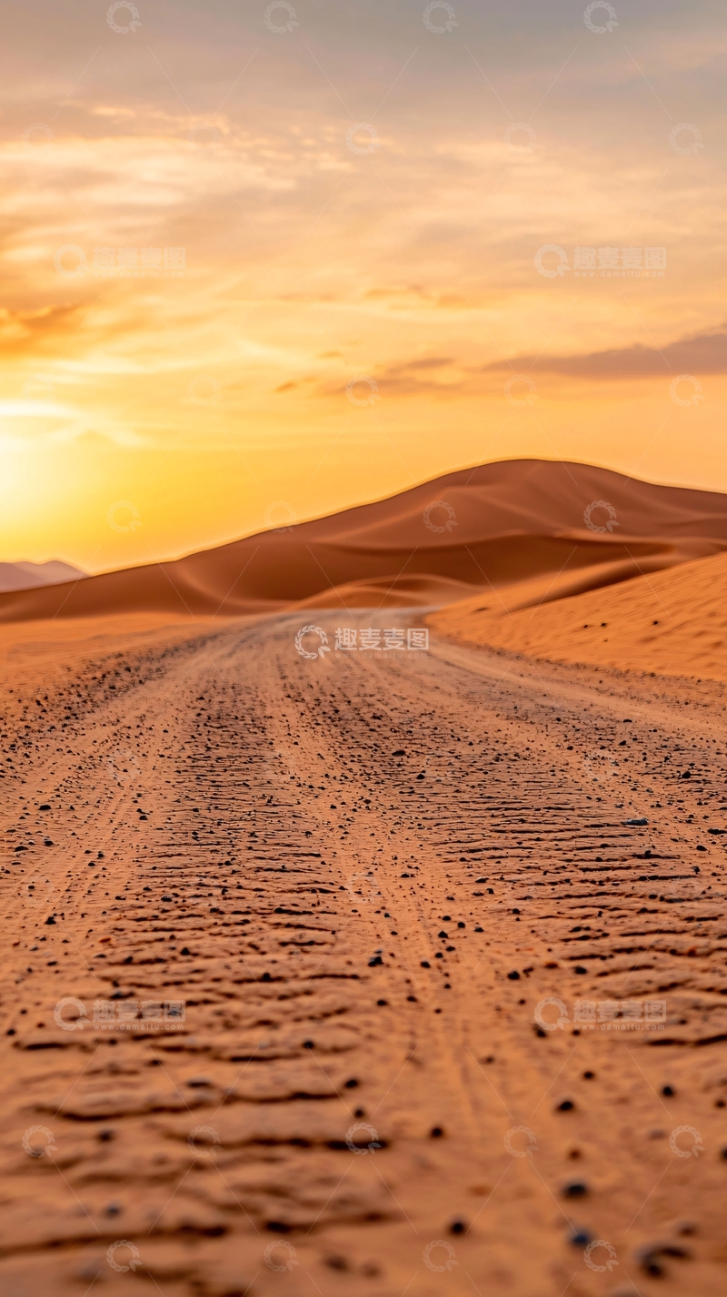 高清大图下载【趣麦麦图】沙漠日落下的车辙痕迹