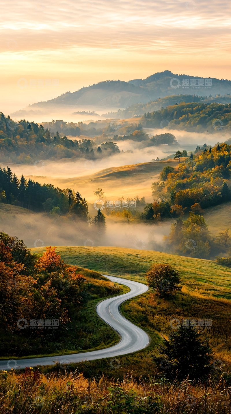 高清大图下载【趣麦麦图】晨雾中的蜿蜒山路