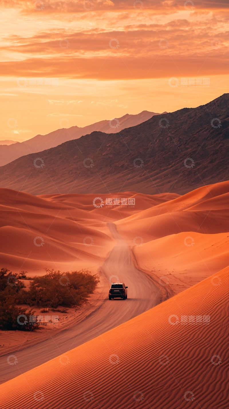 高清大图下载【趣麦麦图】沙漠中的车影与日落