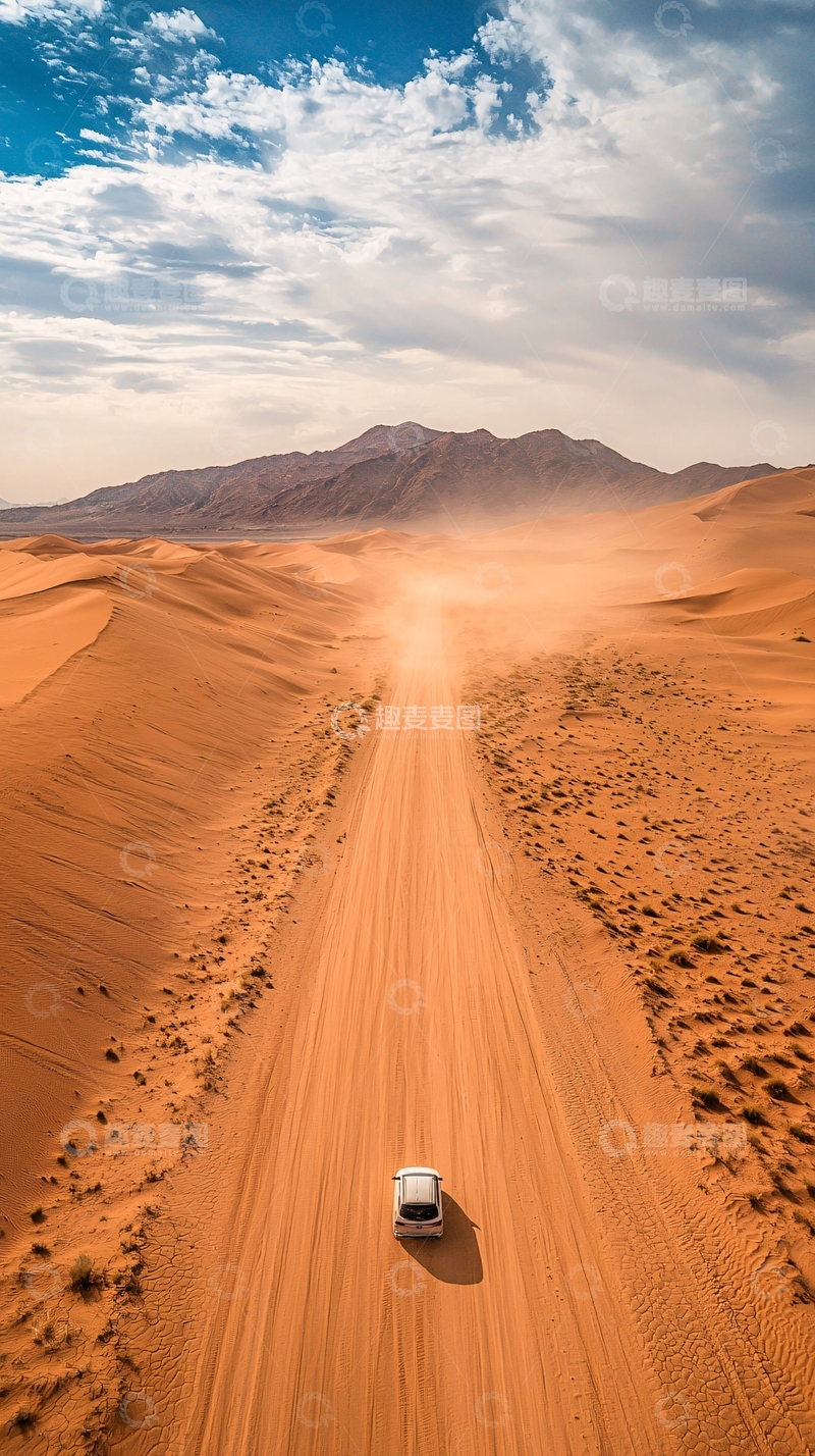 高清大图下载【趣麦麦图】沙漠中的沙路与汽车