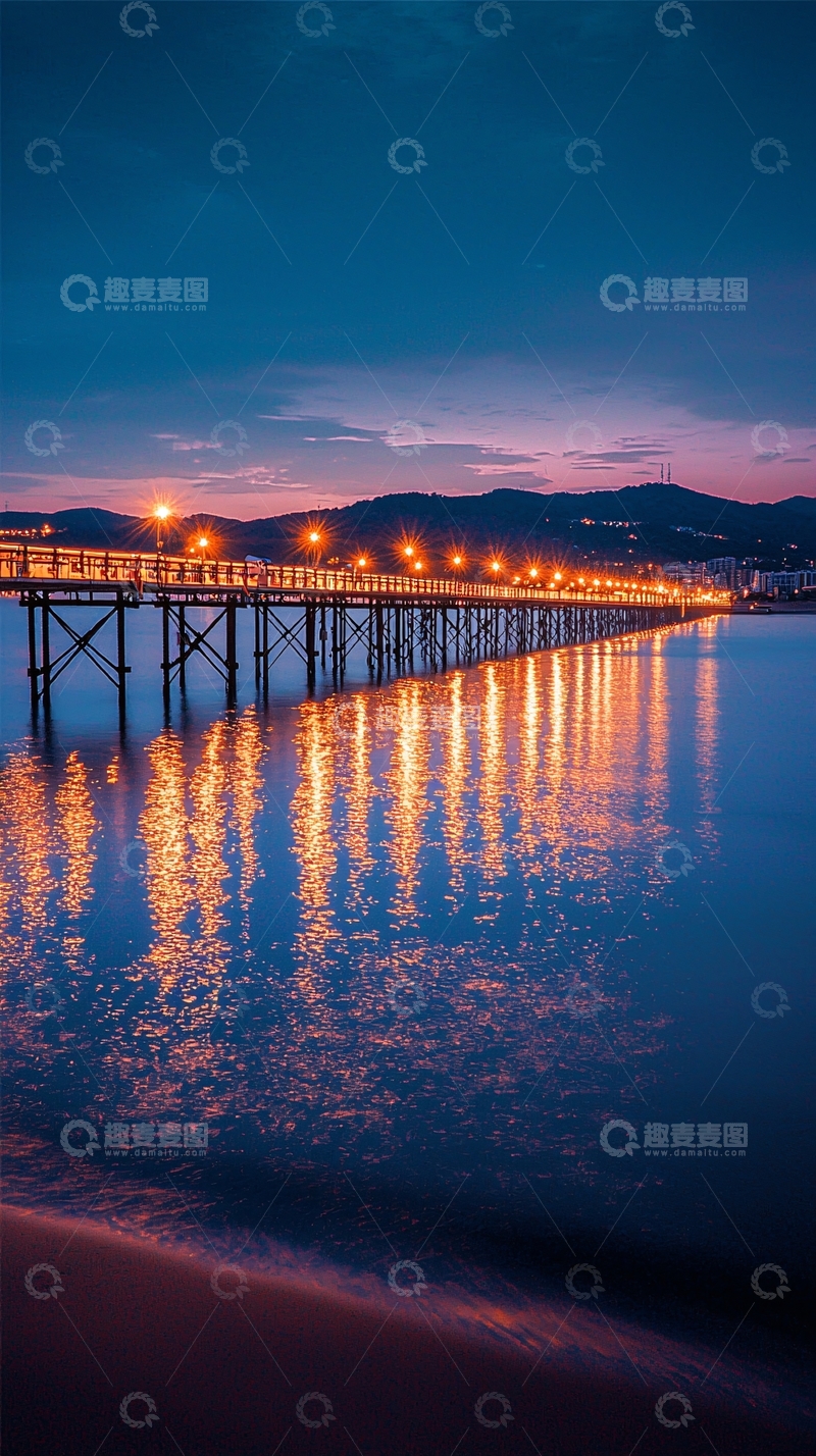 高清大图下载【趣麦麦图】夜幕下的码头灯光倒影