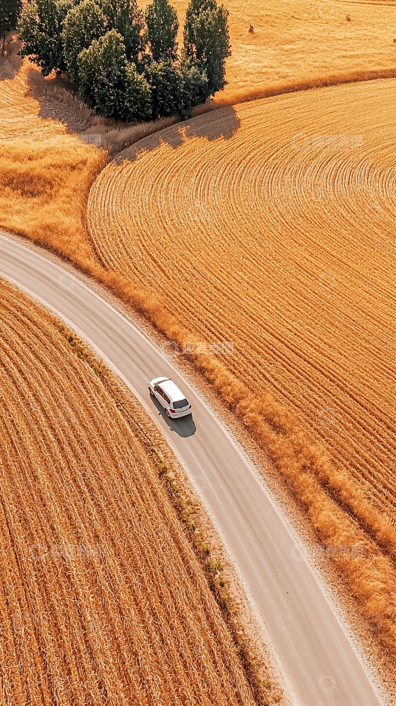 高清大图下载【趣麦麦图】乡村道路上的白色汽车