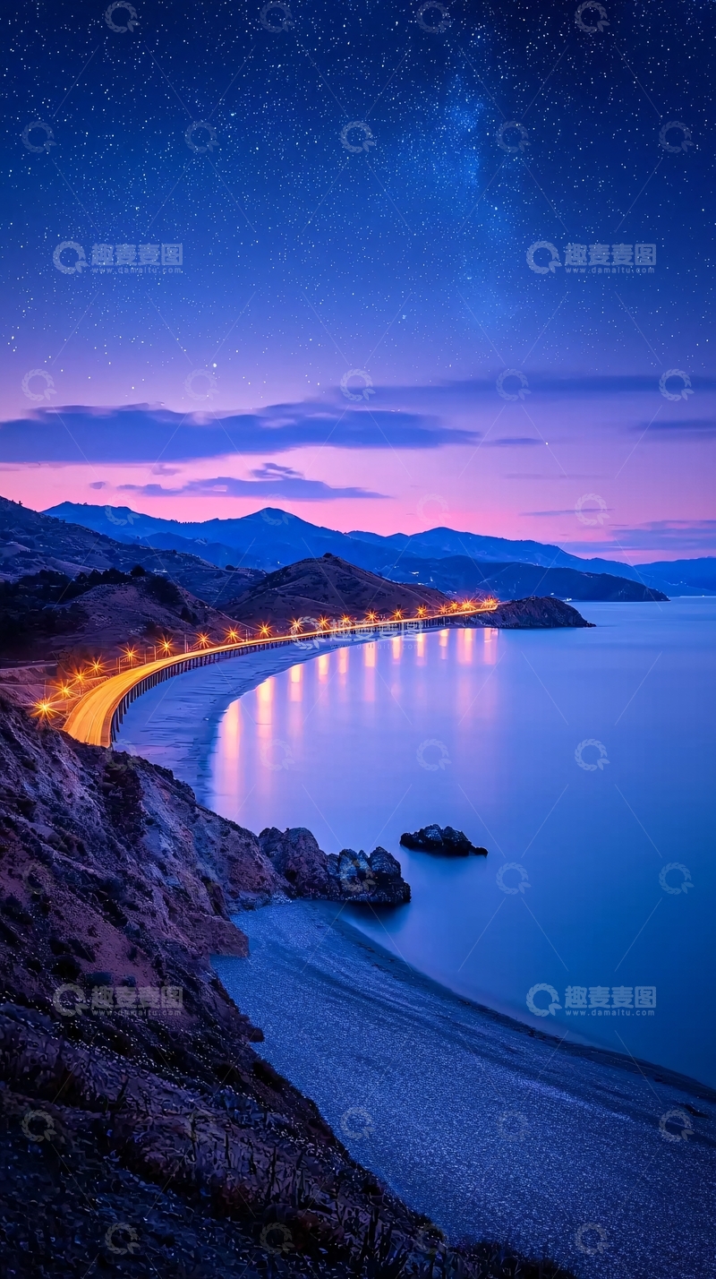 高清大图下载【趣麦麦图】夜晚海岸线上的灯光与星空